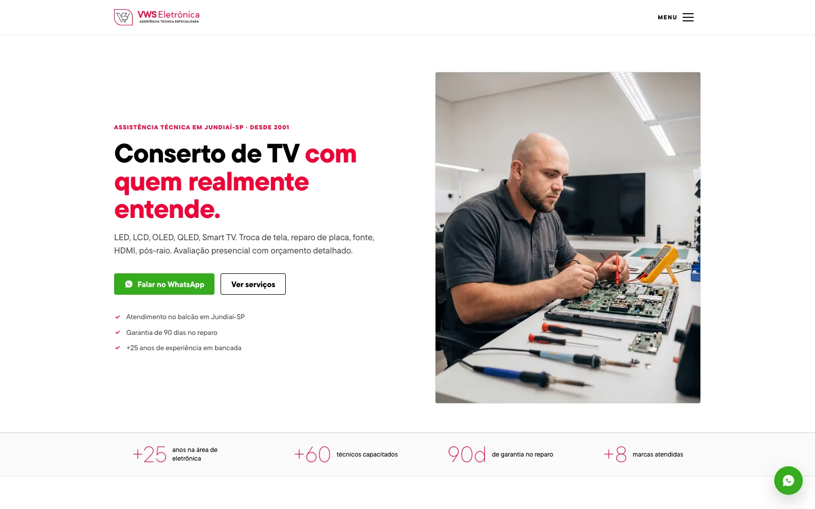Página inicial do site da VWS Eletrônica com o título Conserto de TV com quem realmente entende e foto de técnico na bancada